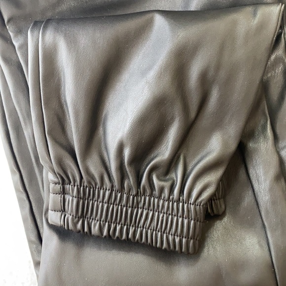 Vegan leather jogger - Picture 2 of 2